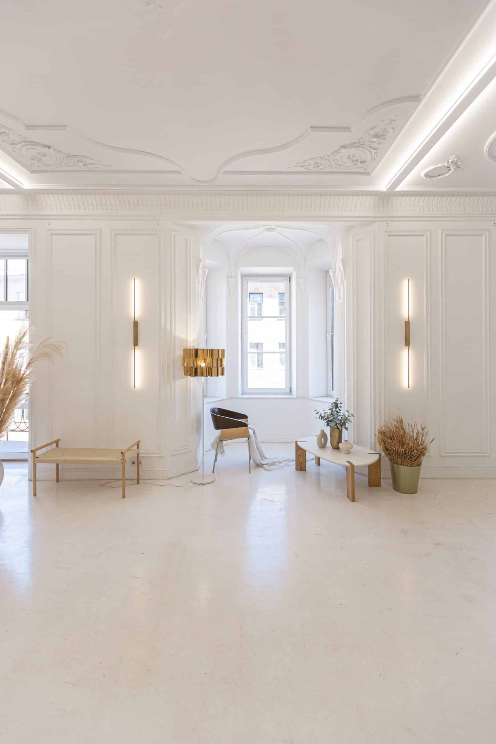 Bright,Interior,Design,Of,Spacious,Living,Room,With,White,Walls