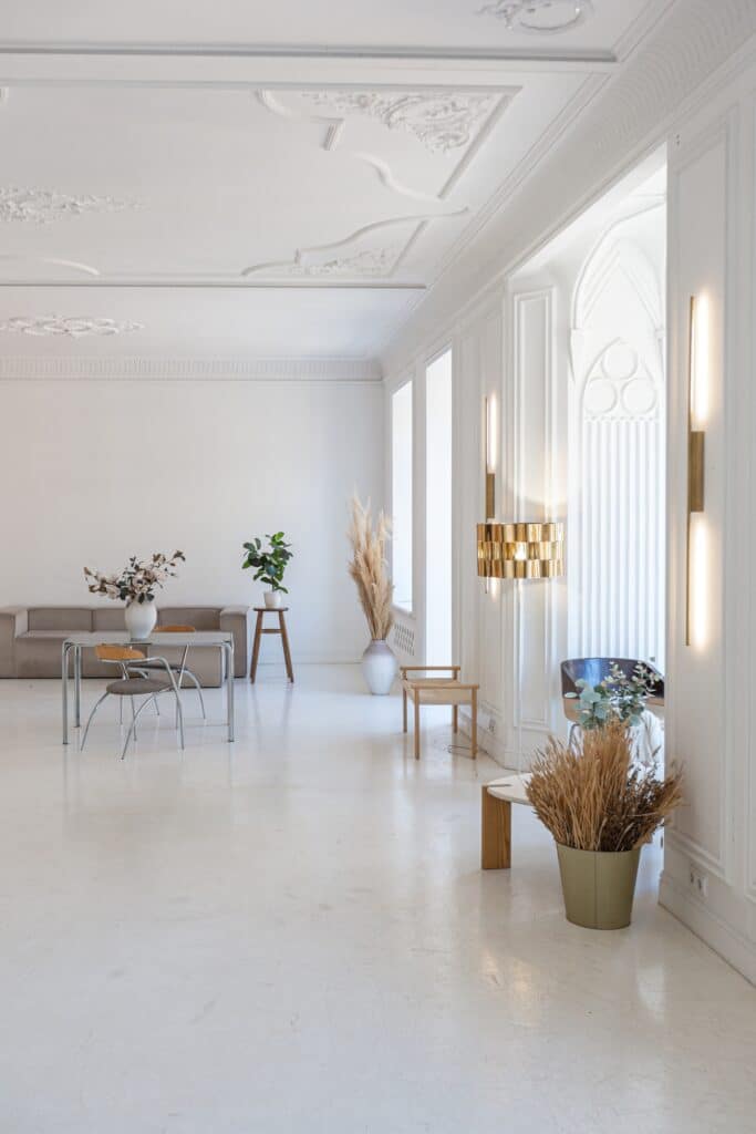 Bright,Interior,Design,Of,Spacious,Living,Room,With,White,Walls