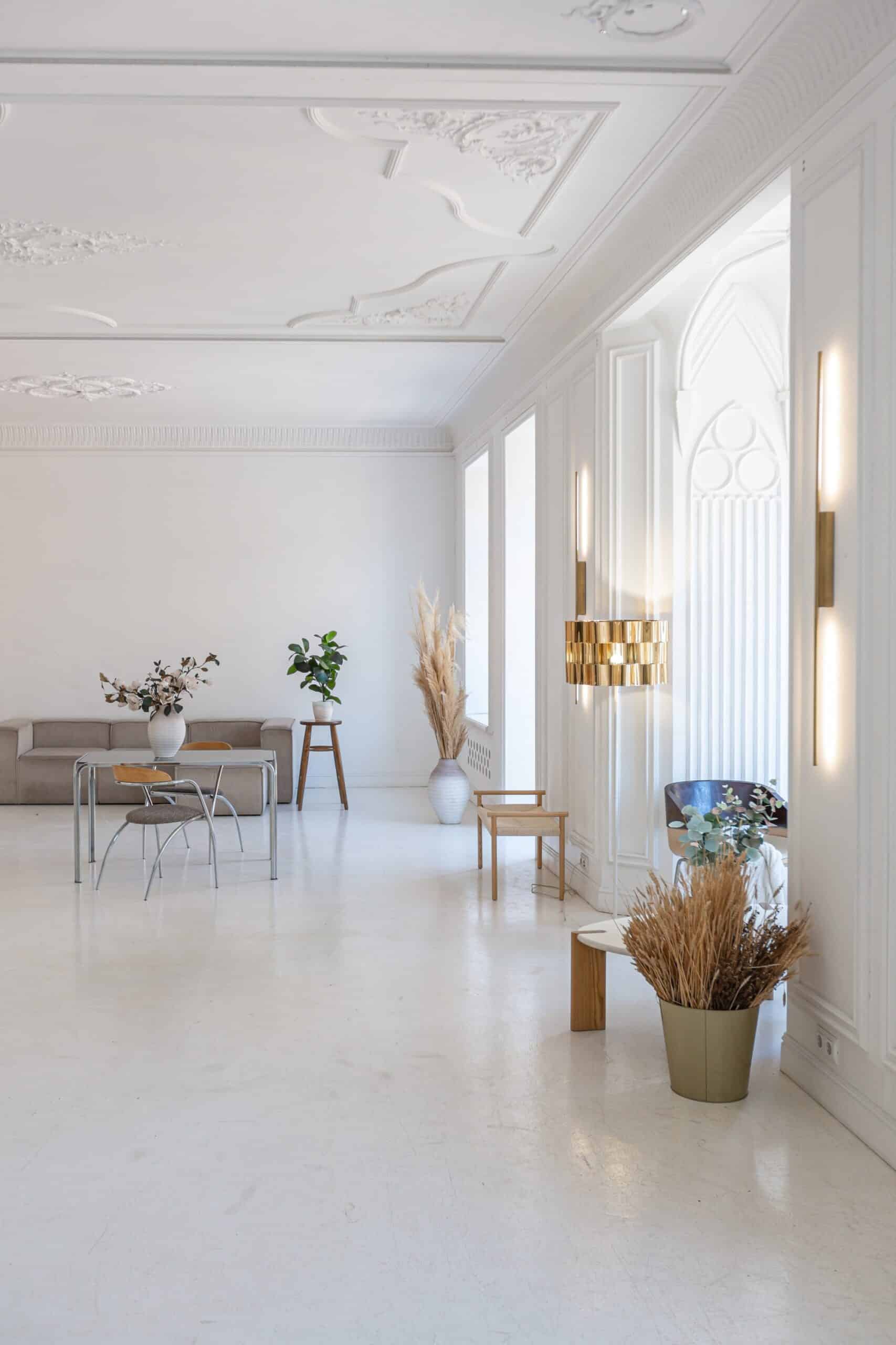 Bright,Interior,Design,Of,Spacious,Living,Room,With,White,Walls