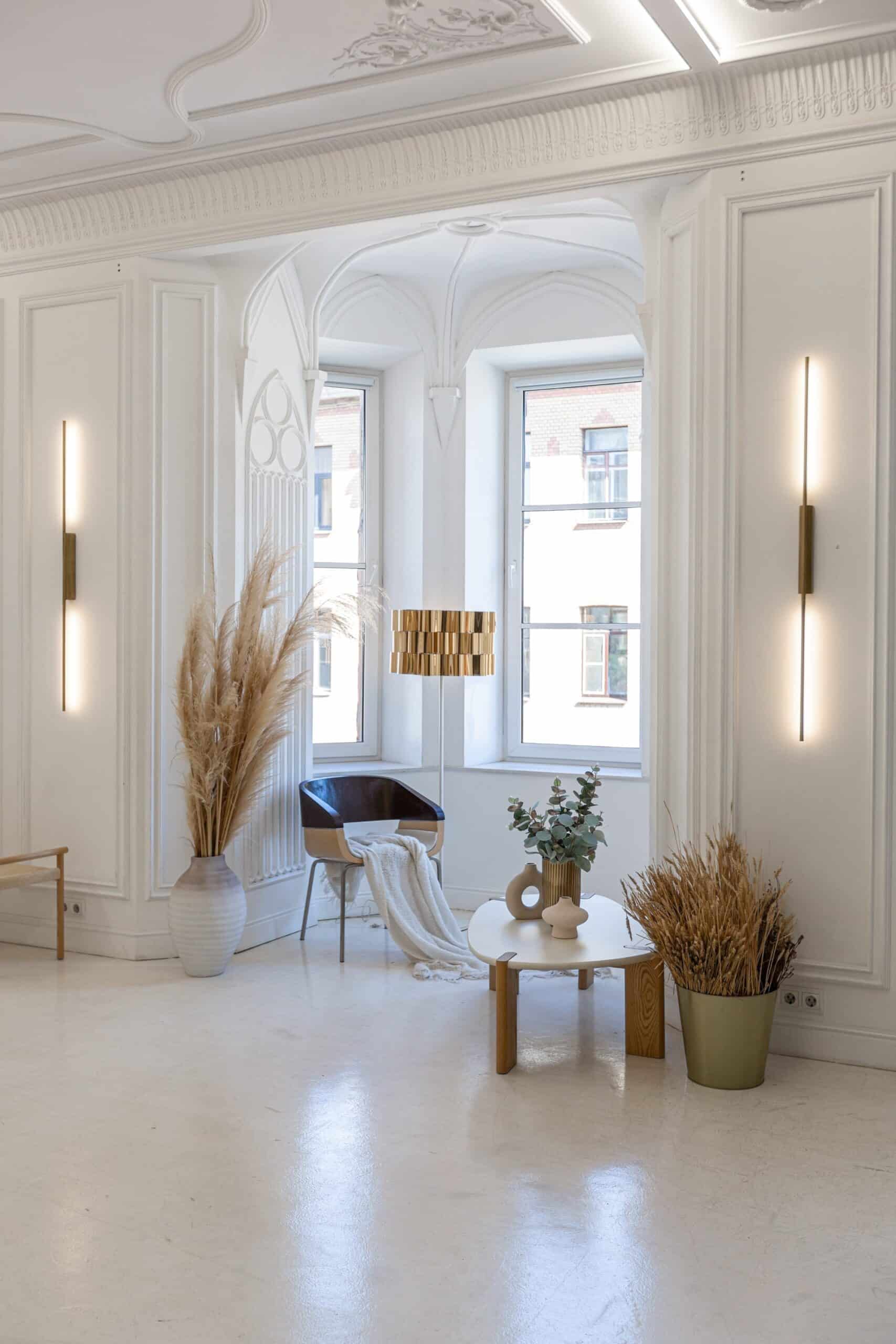 Bright,Interior,Design,Of,Spacious,Living,Room,With,White,Walls