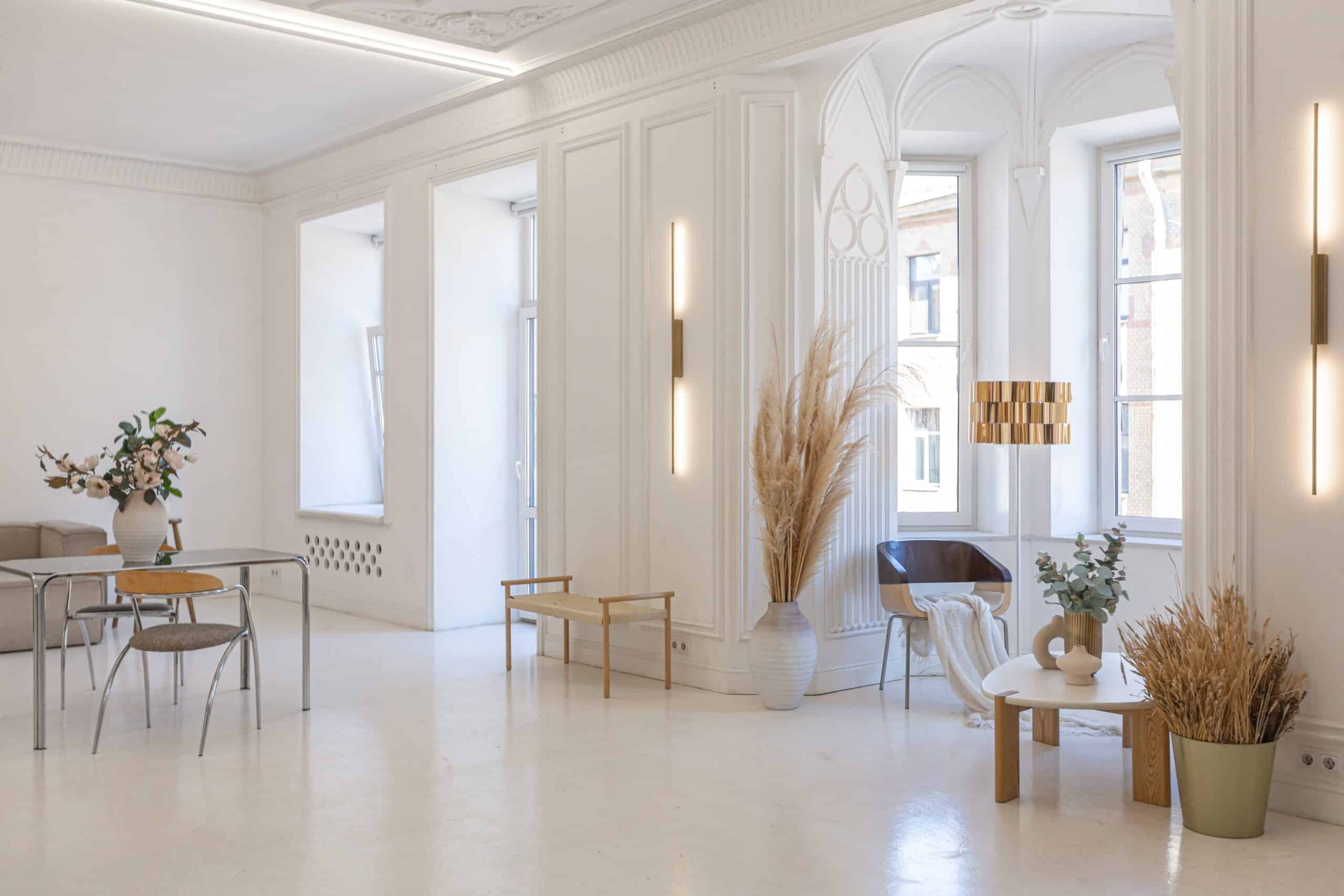 Bright,Interior,Design,Of,Spacious,Living,Room,With,White,Walls