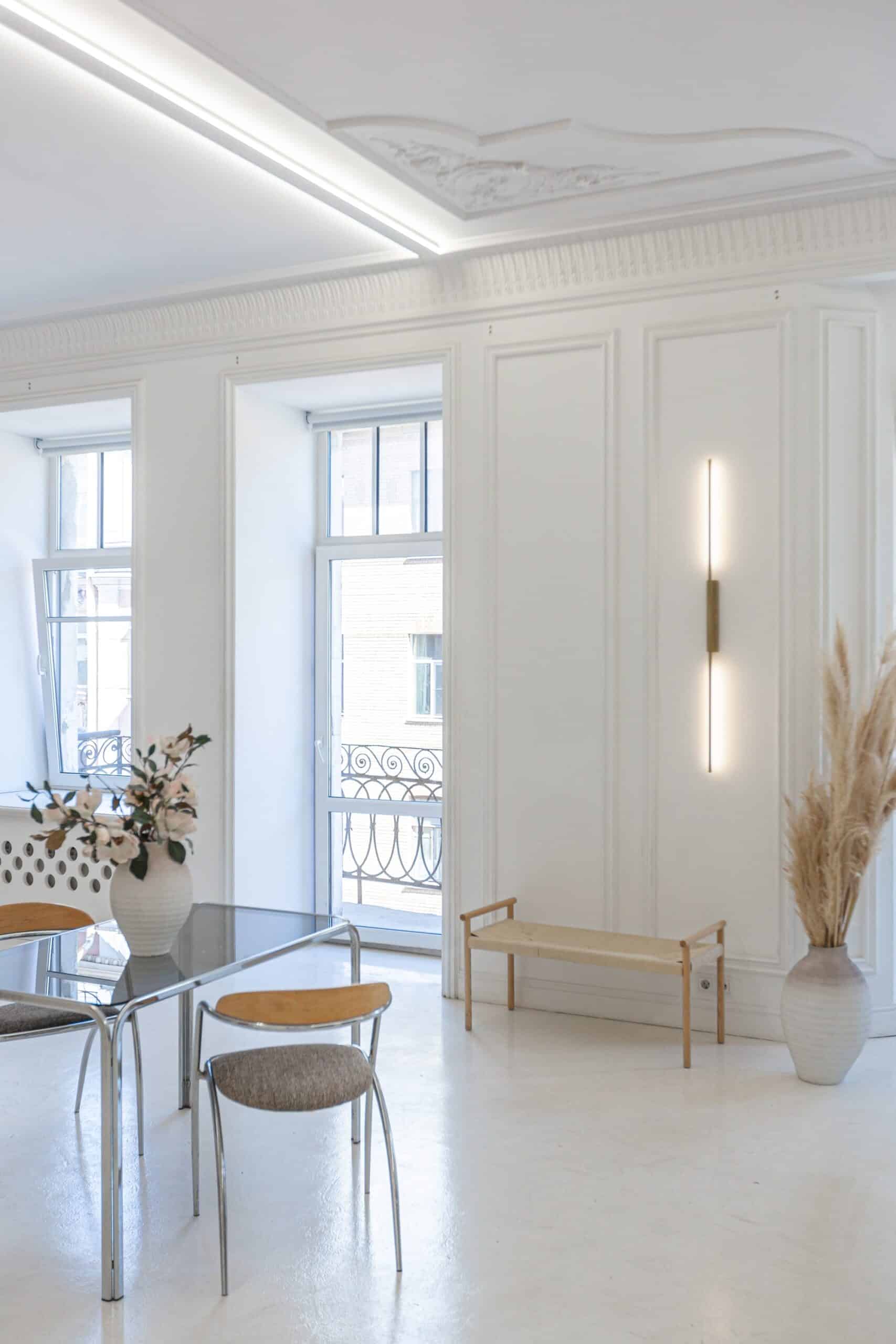 Bright,Interior,Design,Of,Spacious,Living,Room,With,White,Walls