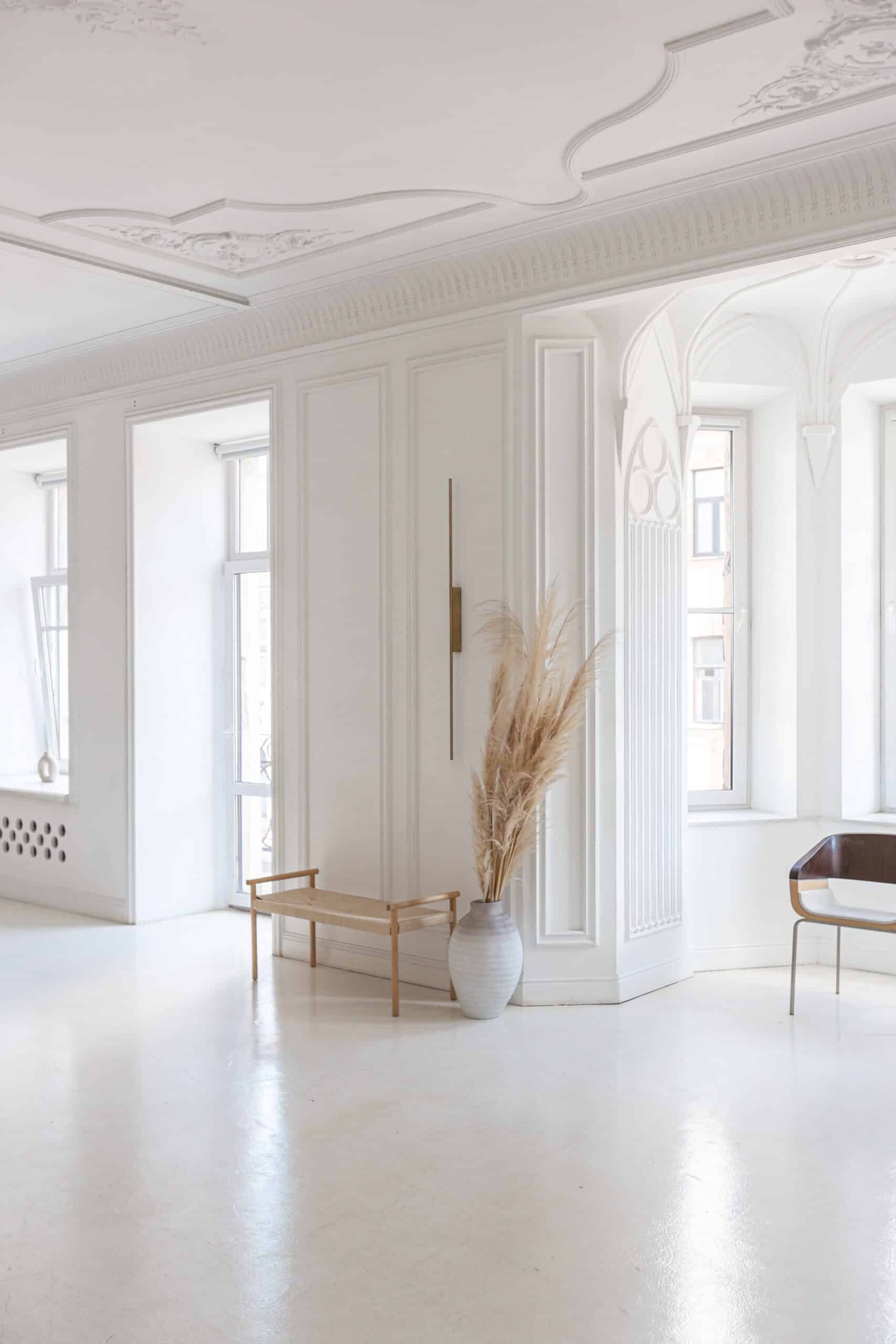 Bright,Interior,Design,Of,Spacious,Living,Room,With,White,Walls